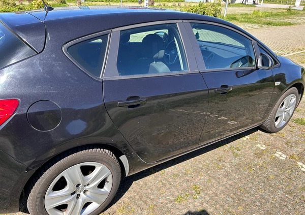 Opel Astra cena 29000 przebieg: 164000, rok produkcji 2013 z Gdańsk małe 137